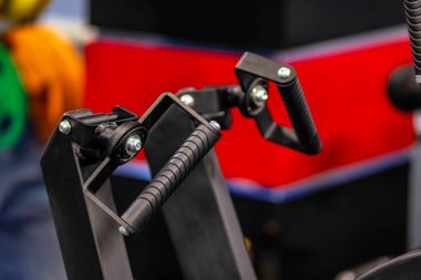 Bir bisiklet gidonunun yakın çekimi ve ona bağlı bir gidon.