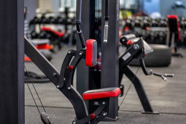 Arka planda egzersiz ekipmanları olan bir spor salonu.