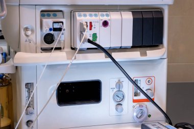 Masanın üstünde duran tıbbi bir cihaz.