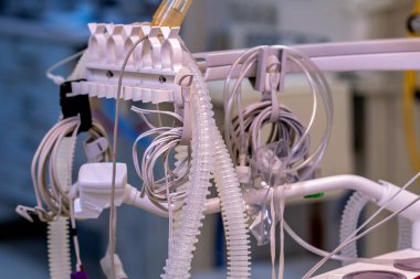 Masanın üstünde duran tıbbi bir cihaz.