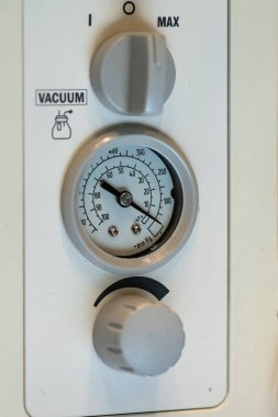 Bir makinedeki basınç göstergesine yakın çekim