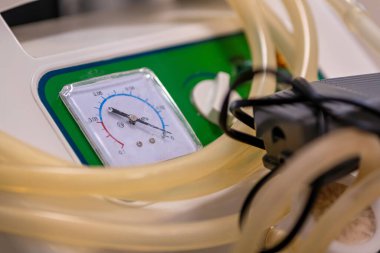 Bir makinedeki basınç göstergesine yakın çekim