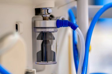 Üzerinde mavi bir hortum olan tıbbi bir cihazın yakın çekimi.