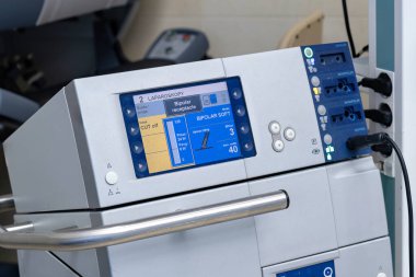 Masanın üstünde duran bir makine.