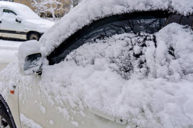 Karla kaplı bir araba.