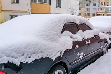 Karla kaplı bir araba.