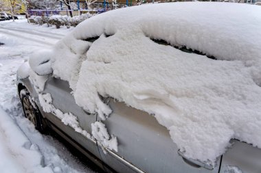 Karla kaplı bir araba.