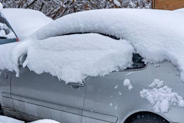 Karla kaplı bir araba.