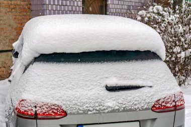 Karla kaplı bir araba.