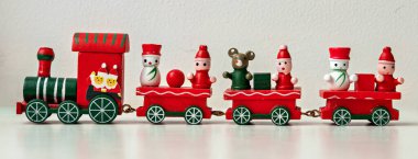 İçinde Noel Baba ve kardan adamlar olan oyuncak bir tren.