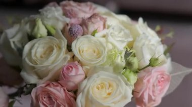 Masada bir buket beyaz ve pembe çiçek.