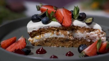 Çilek ve böğürtlenli bir dilim kek