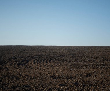 Baharda tarlaya sürülmüş. Kara ve gökyüzü