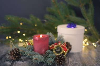 Noel ağacı dalında çan ve koni ile Noel arkaplanı