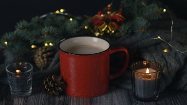 Süslemeli beyaz hediye kutusu 