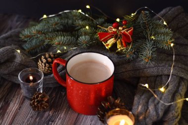 Süslemeli beyaz hediye kutusu 