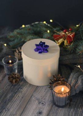 Süslemeli beyaz hediye kutusu 