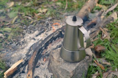 Ormanda ateşte bir çaydanlık.