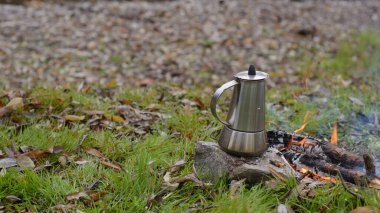 Ateşin üzerinde çaydanlık..