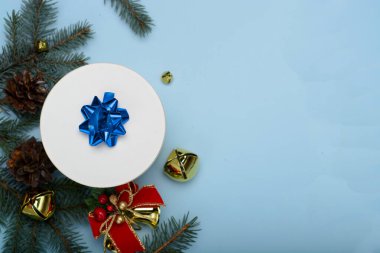 Süslemeli beyaz hediye kutusu 