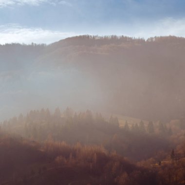 Manzara, dağların üzerindeki bulutlar...