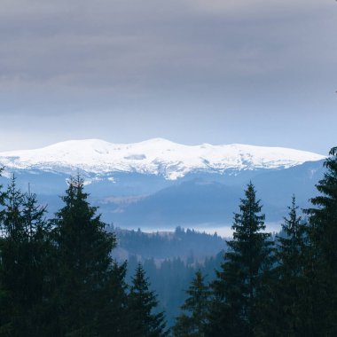 Manzara, dağların üzerindeki bulutlar...