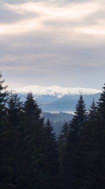 Manzara, dağların üzerindeki bulutlar...