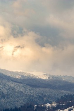 Manzara, dağların üzerindeki bulutlar...