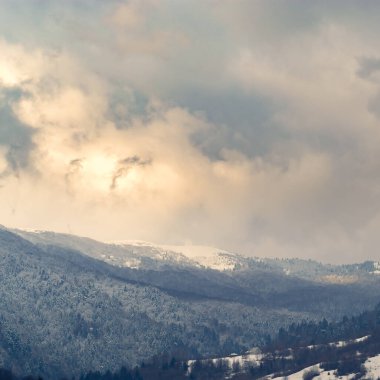 Manzara, dağların üzerindeki bulutlar...