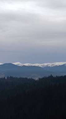 Manzara, dağların üzerindeki bulutlar...