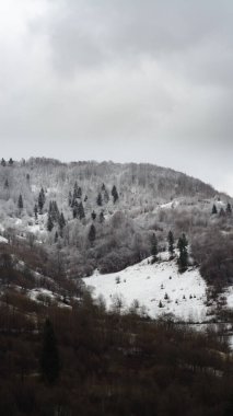 Manzara, dağların üzerindeki bulutlar...