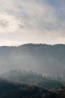 Manzara, dağların üzerindeki bulutlar...