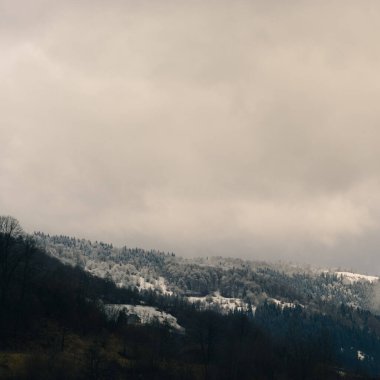 Manzara, dağların üzerindeki bulutlar...