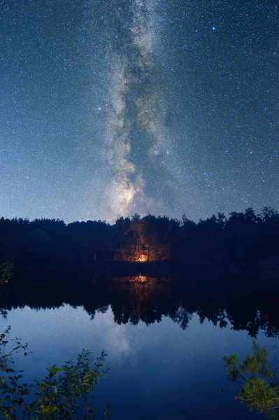 Lago Com Fogueira Noite Céu Estrelado — Fotografia de Stock