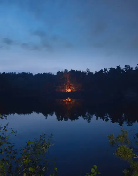 Geceleri Kamp Ateşiyle Göl Yıldızlı Gökyüzü — Stok fotoğraf