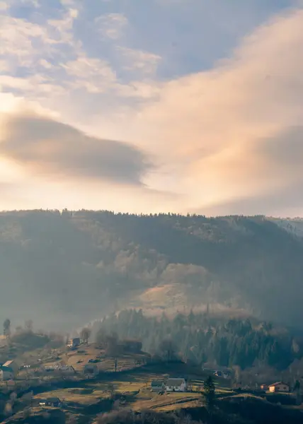 Paysage Dégagé Nuages Dessus Des Montagnes — Photo