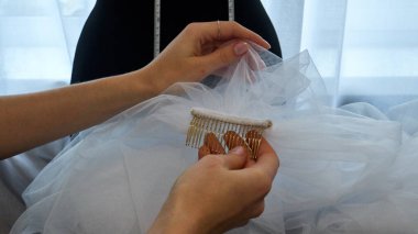 Gelinliği kadının elleri dikiyor..