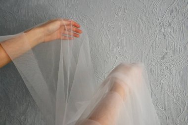 Yumuşak beyaz bir tül tutan kız