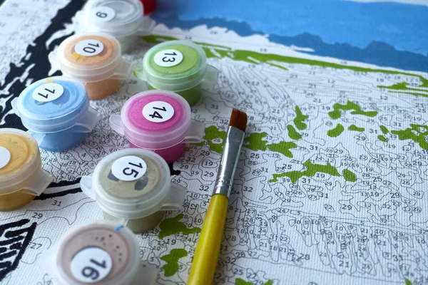 Sayılarla boyamak. Resmi boyamak için ayarlanmış, bir tuval içeriyor.