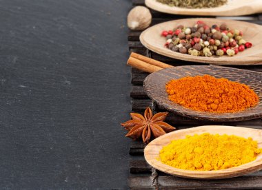 baharat tahta kaşıklar üzerinde gri bir arka plan üzerinde