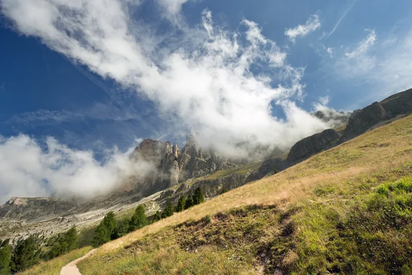 Hellend weiland met Dolomieten op de achtergrond — Stockfoto