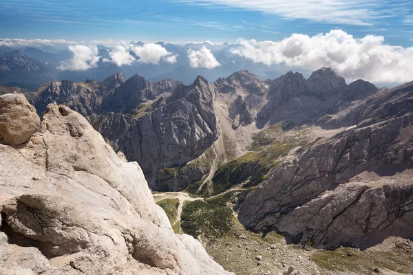 Vista panorámica de las montañas rocosas en verano — Foto de Stock