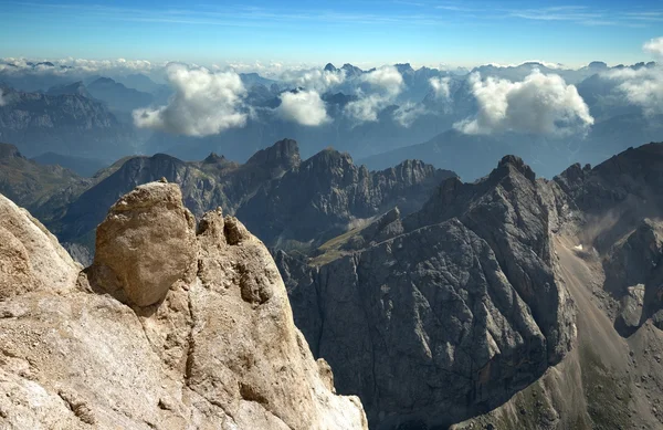 Blick auf die Bergkette in den italienischen Alpen — Stockfoto