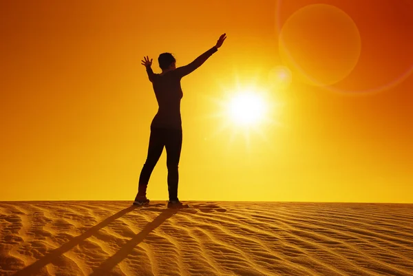Female silhouette on top of sand dune at sunset — Stock Photo, Image