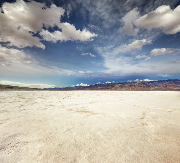 Badwater basin krajobraz w Death Valley National Park — Zdjęcie stockowe