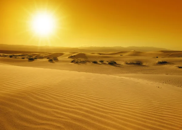 Zachód słońca nad wydmami w dolinie śmierci — Zdjęcie stockowe