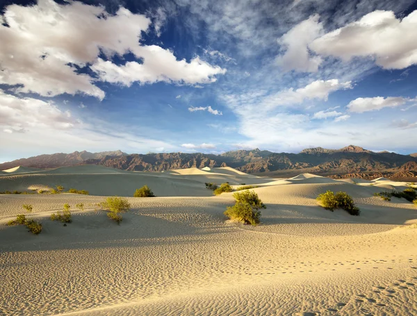 Vista panorâmica de dunas de areia e cordilheira — Fotografia de Stock