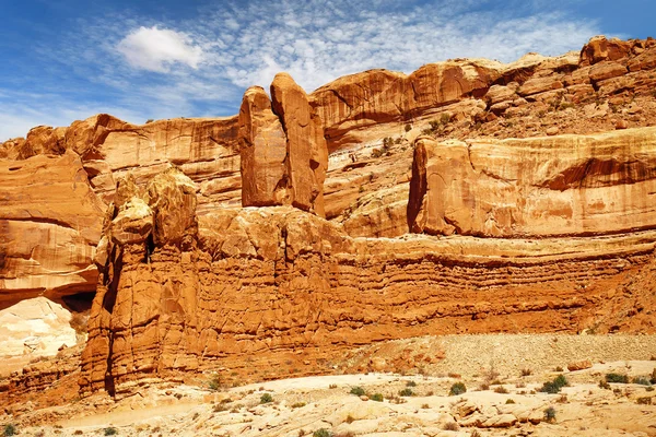 Felsen balanciert auf orangefarbener Sandsteinklippe — Stockfoto