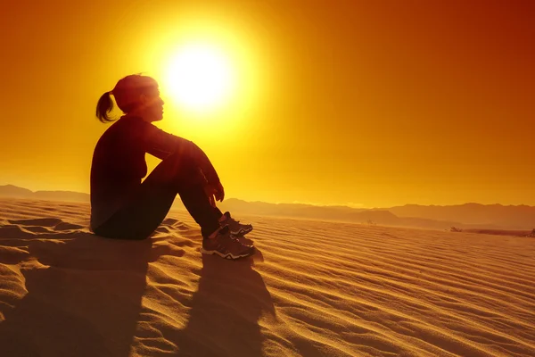 Esportista descansando em cima de uma duna de areia — Fotografia de Stock