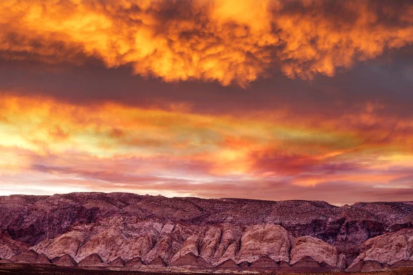 Prachtige zonsondergang in bewolkte hemel op bergketen in Utah — Stockfoto